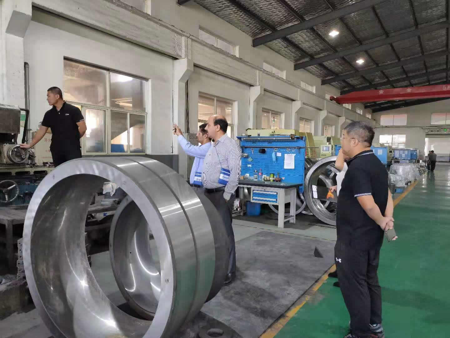 Middle East customers come to FV BEARING company to inspect industrial bearings